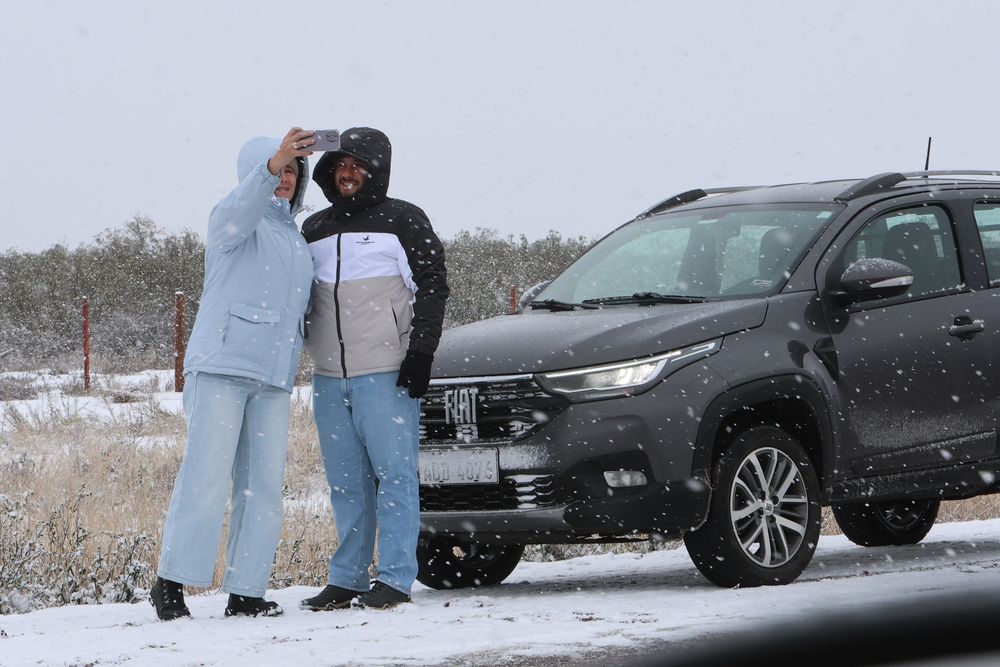 Mendocinos y turistas capturan las postales que deja la nieve. Foto: Marcelo Alvarez / Los Andes.