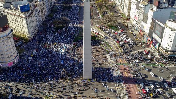 Miles de personas se reunieron en el punto de encuentro por excelencia de Buenos Aires para protestar contra el Gobierno  - Clarín