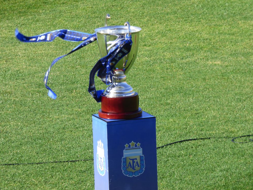 El tan ansiado trofeo de la Primera Nacional