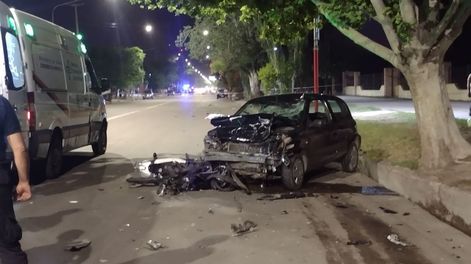 Los Andes | La moto en la que viajaba la mujer quedó incrustada bajo el Renault Clio cuyo conductor estaba borracho.