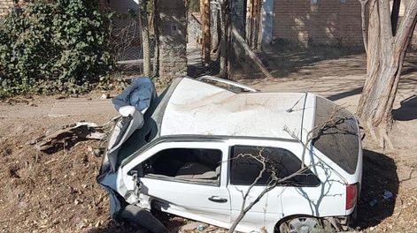 Dos terribles accidentes se produjeron durante el fin de semana. En Lavalle, un automovilista chocó contra un árbol y salió despedido. Ministerio de Seguridad.