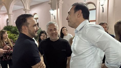 El gobernador Alfredo Cornejo junto con el flamante mandatario provincial de Corrientes, Juan Pablo Valdés y con su hermano, Gustavo Valdés, actual gobernador de la provincia mesopotámica.&nbsp;