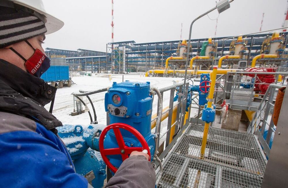 Rusia suspendió hoy el envío de gas natural a Finlandia, confirmaron las empresas encargadas del suministro a ambos lados de la frontera.