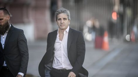 Casa Rosada . Luis Toto Caputo Ministro de economía ingresando a la reunión de gabineteArgentina. Foto Federico Lopez Claro