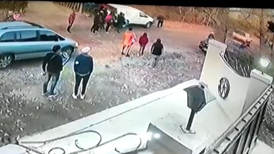 Una cámara de una propiedad privada sobre la calle Atamisqui capturó el momento de la pelea y cuando cae Gatica inconsciente a la acequia.