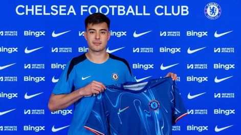 Anselmino posó con la camiseta de Chelsea (Prensa Chelsea)