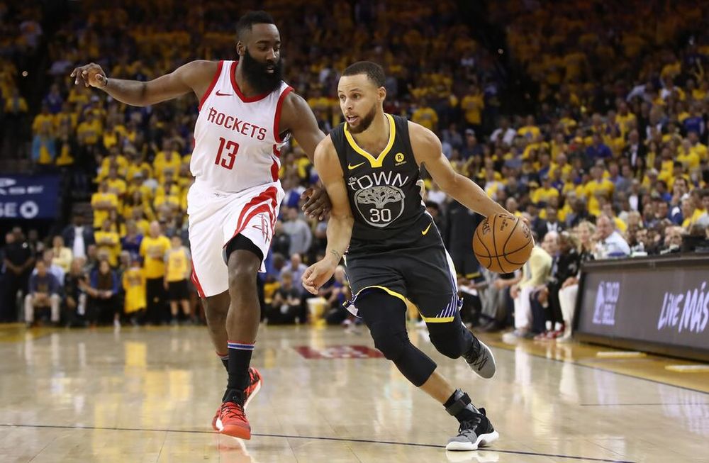 Houston venció como visitante a Golden State y emparejó la serie final del Oeste