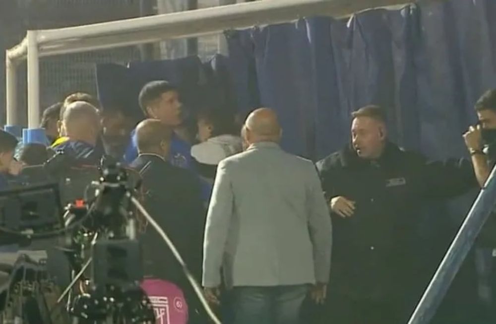 El zaguero de Boca se acercó al alambrado en el que se encontraban gran parte de los seguidores del Lobo. Lo mismo hicieron otros jugadores. / Gentileza.