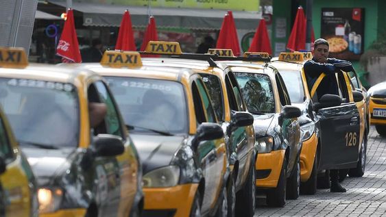 El servicio de taxis y remises tendrán alivio en cuanto a tasas que pagan en la subsecretaría de Transporte de la provincia. Foto: Los Andes.