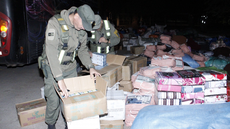 Interceptaron dos colectivos con mercadería de contrabando en Lavalle.