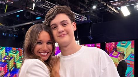 Pampita junto a su hijo Bautista en el primer programa de Los 8 escalones.