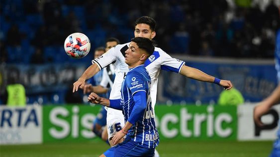 La de Ezequiel Bullaude es una de las fulgurantes apariciones de la cantera del Expreso. Un mediapunta propio del fútbol moderno que asiste y llega al gol con frecuencia. Deportivo Maipú tiene el 10% de una futura venta. Foto: Mariana Villa / Los Andes
