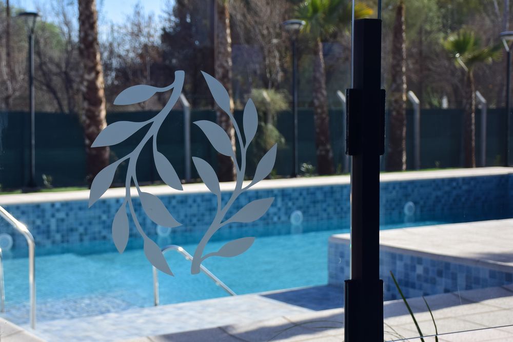 La pileta exterior del hotel junto con el spa son uno de sus fuertes atractivos.