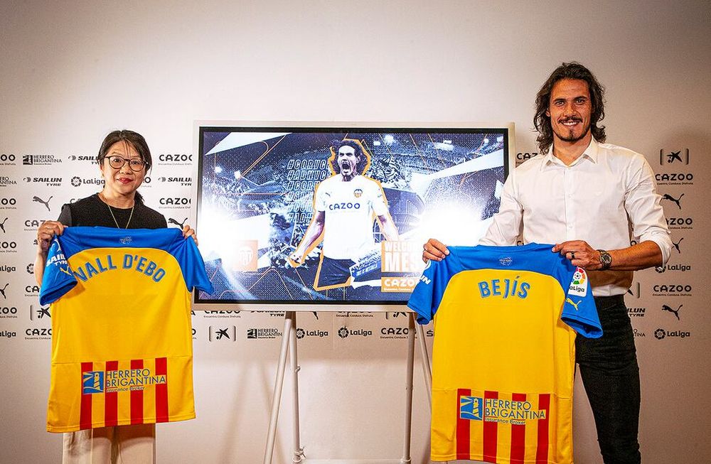 Edinson Cavani fue presentado este lunes en el Valencia. (@valenciacf)