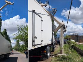 Un camión chocó contra una columna eléctrica en Guaymallén.