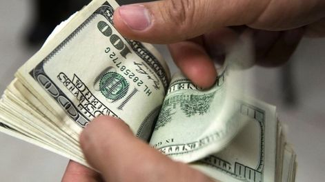Buscan a quienes compraron más de U$S 10.000: ¿qué sanciones pueden recibir?