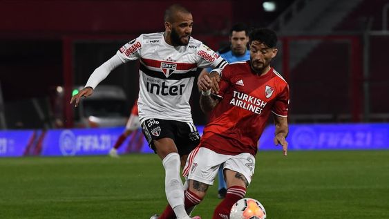 Dani Alves, la gran figura del San Pablo, se fue con mucha bronca por los pasillos del estadio Libertadores de América. Papelón del San Pablo. / Gentileza.