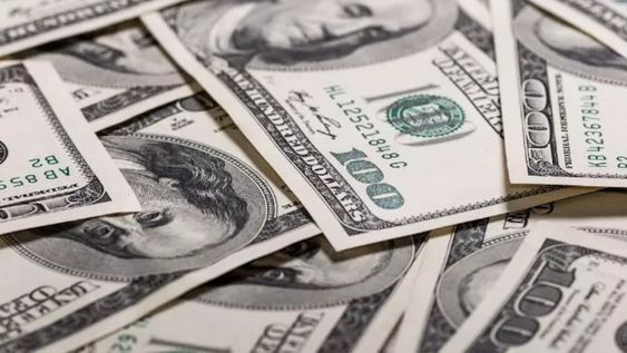 El dólar sigue en alza y el blue alcanzó los $136