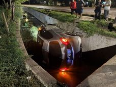 El conductor se habría quedado dormido y terminó dentro del canal. El conductor se habría quedado dormido y terminó dentro del canal.