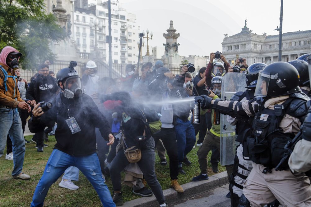 Nuevos incidentes entre jubilados y policías frente al Congreso.
