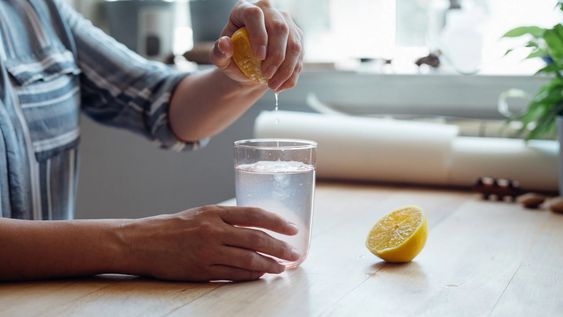 Tomar agua con limón como primer objetivo de la mañana puede ser un beneficio para el bienestar diario y para la piel.