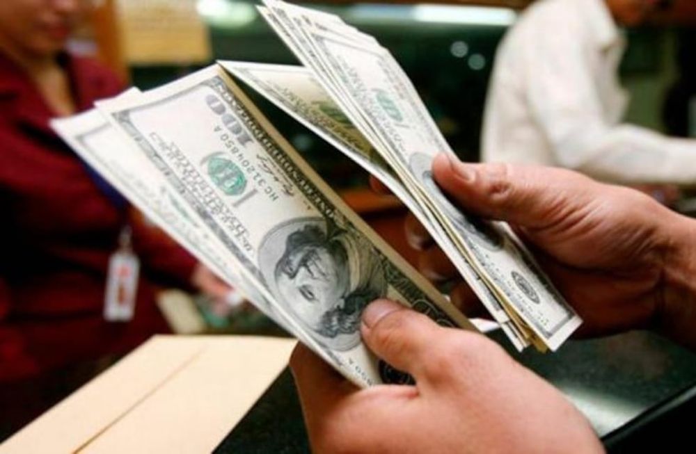 Cómo pedir la devolución del 35% por compra de dólares para empleados y jubilados