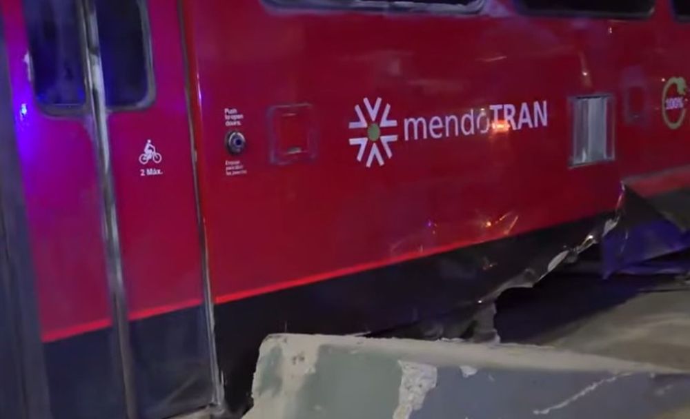 La formación del Metrotranvia que chocó y descarriló terminó con importantes daños debido al impacto contra un muro de contención.