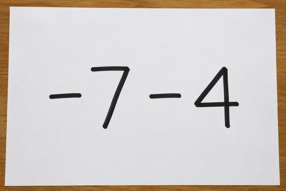 Si al opuesto de -7 le resto -4, ¿cuál es el resultado (2)