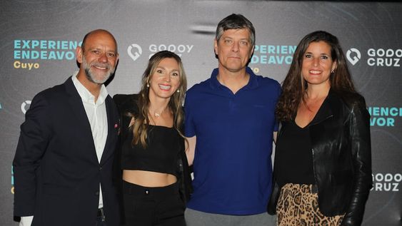 Luis Zambonini (presidente Endeavor Cuyo) y María José Rubio Nanclares (directora ejecutiva Endeavor Cuyo), Mario Pergolini y Julia Bearzi (directora ejecutiva - Endeavor Argentina).