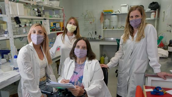 María Isabel Colombo, al centro, junto na las doctoras Cristina Banrell, Cosntanza Giai y Nebaí SalassaOrlando Pelichotti / Los Andes