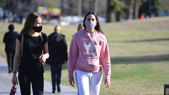Las autoridades sanitarias recordaron que para mantener las buenas condiciones sanitarias, no hay que dejar de lado los cuidados, como el uso de barbijo, Fotografía José Gabriel Hernández