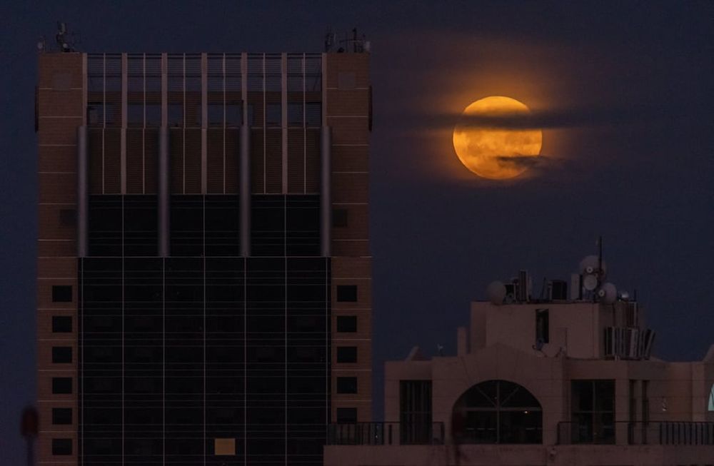 Mendoza 7 de abril de 2020 SociedadVista desde la terraza del Hotel Aconcagua de la superluna rosa sobre la ciudad de MendozaFoto: Ignacio Blanco / Los Andesluna superluna