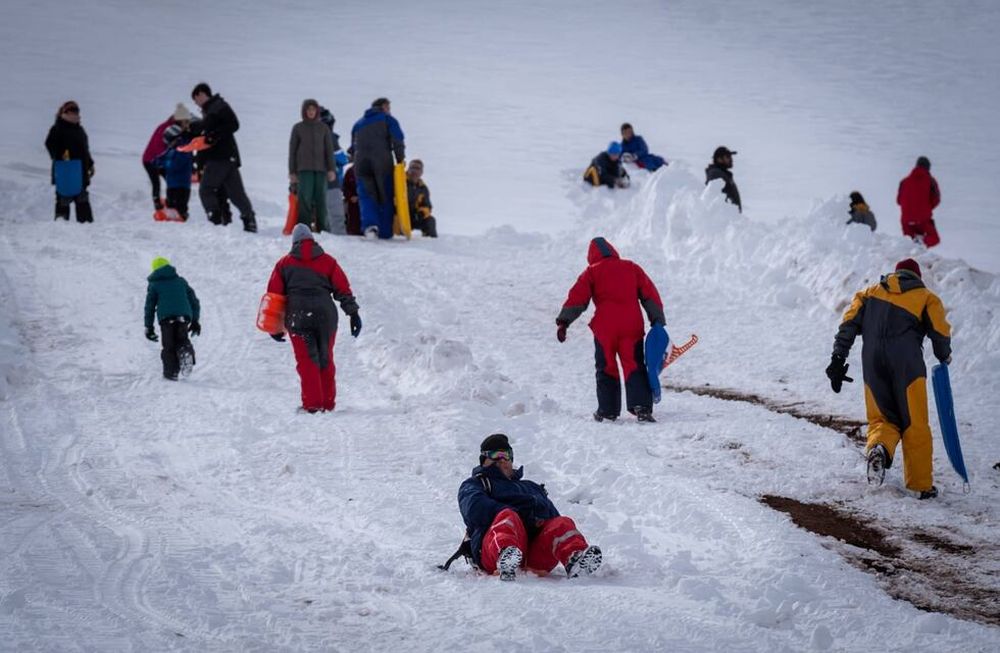 Botas, enterito y trineo: cuánto sale alquilar el equipo para pasar un día en la nieve