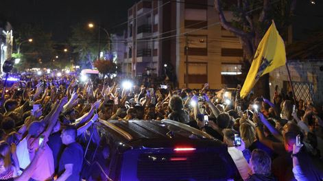 Javier Milei en el “Tour de la Gratitud”, que tuvo lugar en la intersección de las calles Güemes y Avellaneda.