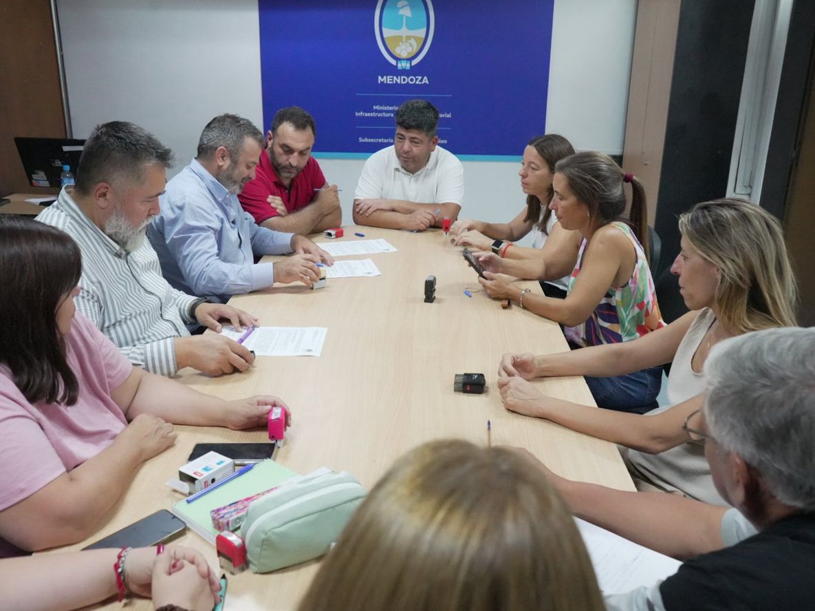 Mientras el sindicato docente debate en plenarios departamentales, Ampros, Judiciales y ATE anticiparon reparos y reclamos sectoriales.