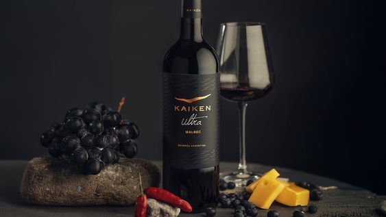 Kaiken Ultra Malbec 2021, de BODEGA KAIKEN, fue elegido por Wine Spectator como el mejor vino argentino de 2024.