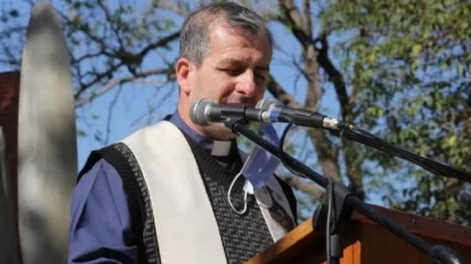 Investigan a un sacerdote que fue filmado haciéndole una propuesta sexual a un camionero.
