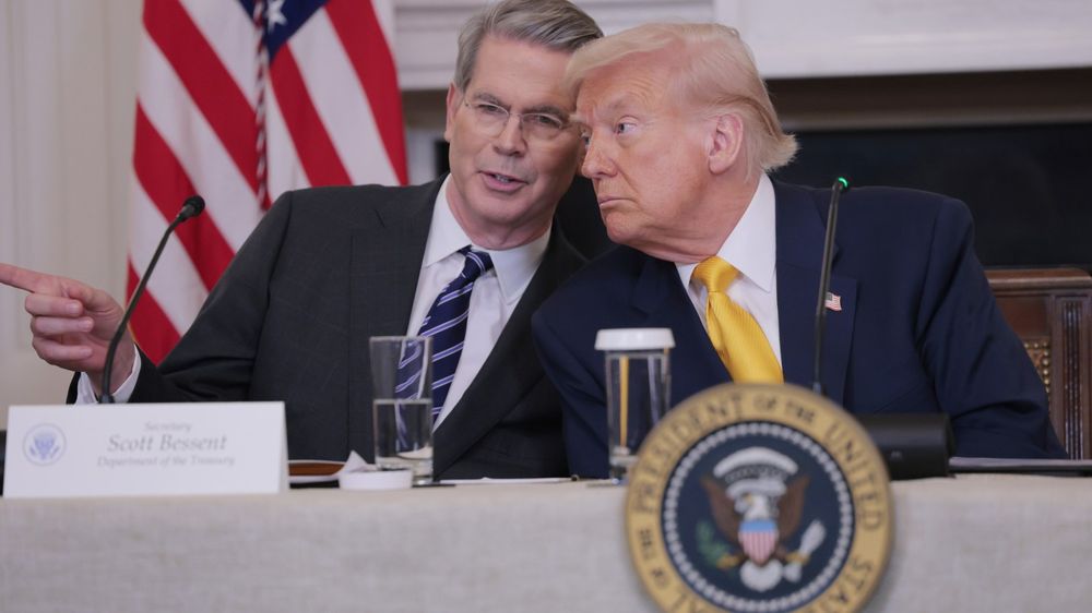 Scott Bessent junto a Donald Trump