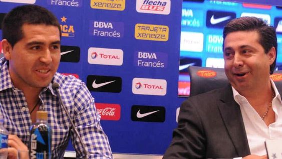Román Riquelme y Daniel Angelici, en otras épocas. ¿Volverán a charlar algún día? (Foto: Fotobaires / Archivo).
