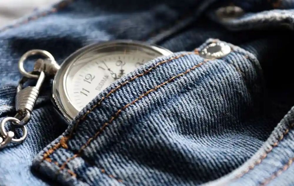 El bolsillo chico aún se mantiene diseñado en el jean. Por eso, más allá de la moda, se conserva como una especie de guiño histórico al pasado.