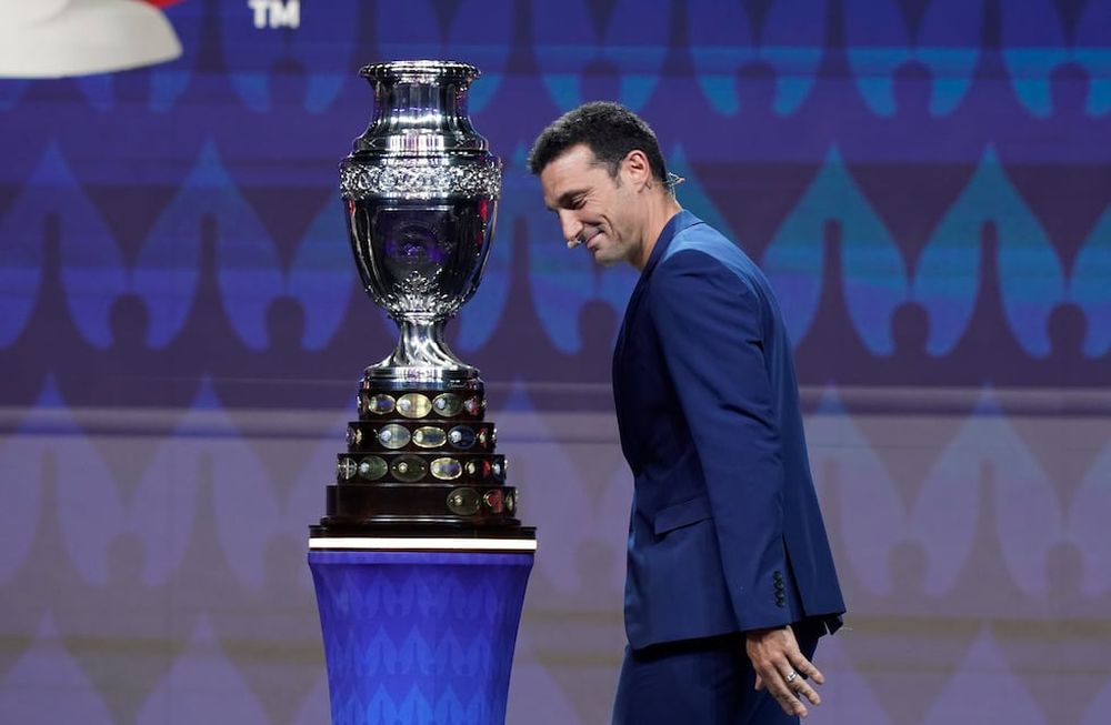 El técnico de Argentian Lionel Scaloni observa el trofeo de la Copa América 2024 durante el sorteo del torneo, el jueves 7 de diciembre de 2023, en Miami. (AP Foto/Lynne Sladky)