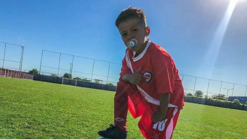 Ulises Cáceres, de 6 años, gambetea sin soltar el chupete.