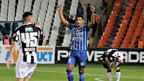 Los Andes | Festejo. Los brazos en alto de Nahuel Brunet tras el final del partido simbolizan la trabajada victoria que consiguió Godoy Cruz ante el Ferroviario, un rival directo en los promedios. / Gentileza Pablo González.