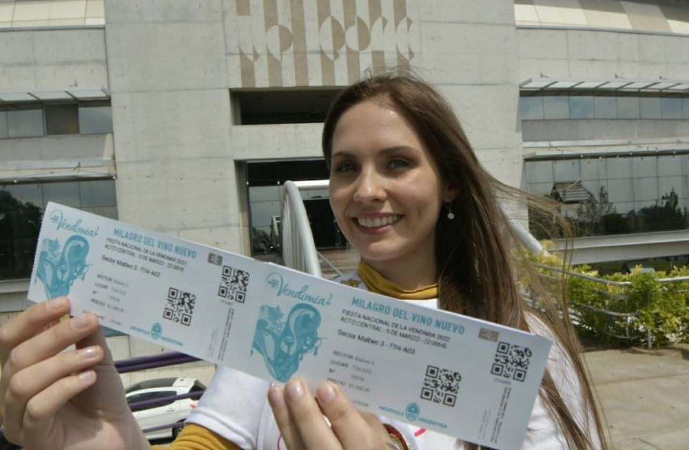 Vendimia: con la ilusión de estar en el escenario, la “reina blue” de Guaymallén ya tiene su entrada para la Fiesta. Foto: Orlando Pelichotti / Los Andes.