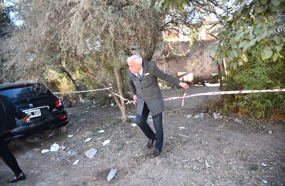 El fiscal Claudio Griffi inspeccionó esta mañana de lunes la casa de barrio Kairos donde ocurrió el brutal ataque el fin de semana. (Pedro Castillo/La Voz)