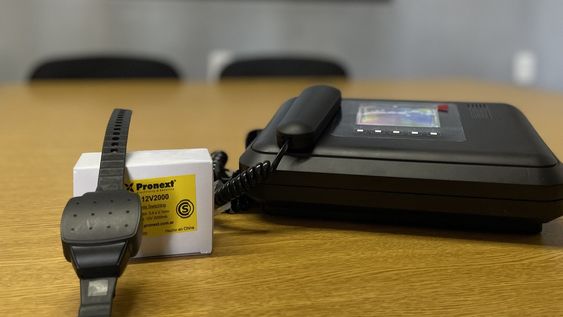 Se estima que, aproximadamente, el 10% de la población penal está bajo este régimen de vigilancia. Se estima que, aproximadamente, el 10% de la población penal está bajo este régimen de vigilancia.