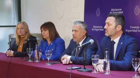 El gobernador Alfredo Cornejo, la vicegobernadora Hebe Casado y los ministros Patricia Bullrich (Seguridad) y Luis Petri (Defensa).