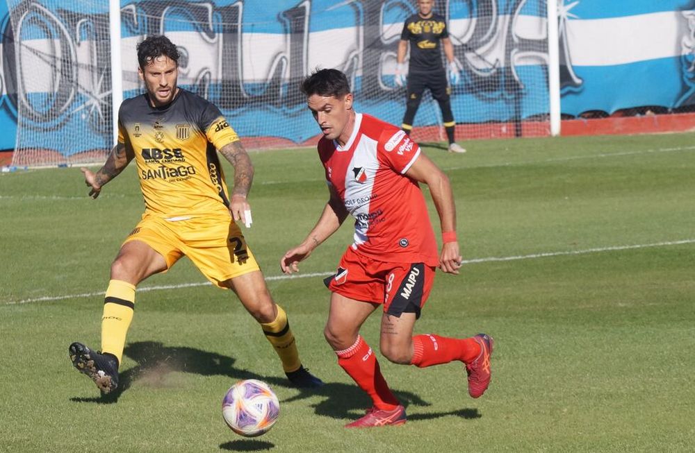 Fausto Montero supera la marca de Gonzalo Soto, en el partido que Maipú le ganó a Mitre de Santiago del Estero, sobre la hora. (Prensa Deportivo Maipú).