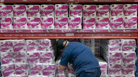 Los Andes | El papel se produce en el país, pero las fábricas utilizan insumos importados que están ingresando a cuenta gotas. Foto: Orlando Pelichotti