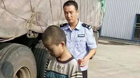 Un nene de 9 años viajó 8 horas en el chasis de un camión para escapar de su familia